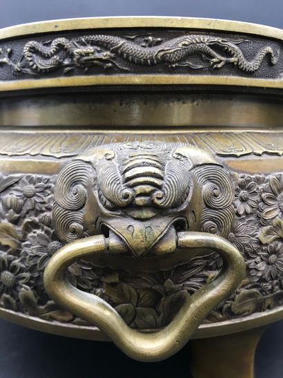null JAPON 

BRASERO en bronze doré à décor ciselé de fleurs et dragons sur le col,...
