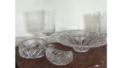 null Set of cut crystal pieces including : 

A large bowl (chips on the neck)

Two...