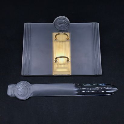 null LALIQUE FRANCE

Desk set including a diary holder and a letter opener. 

Josephine...