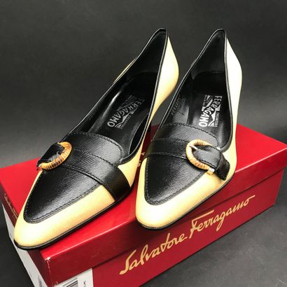 null SALVATORE FERRAGAMO

Une paire de balerines en cuir doré (semelle usée) 38,5

Une...