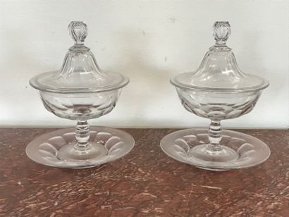null Pair of DRAGEOIRS

in cut crystal

TBE, scratches of use under the saucer

H....