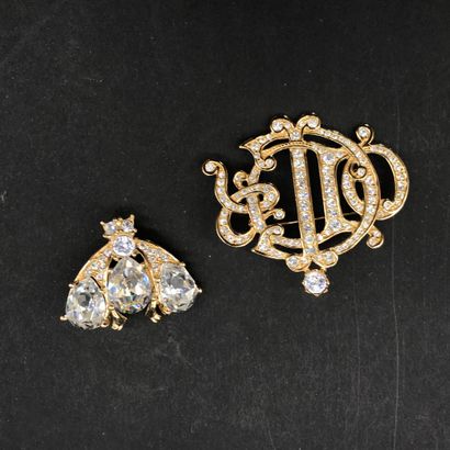 null DIOR 

Deux broches en métal doré

Dans un écrin Dior