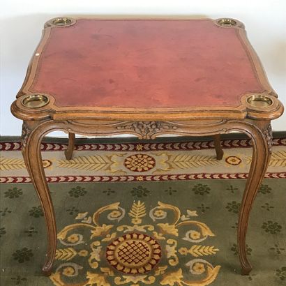 null TABLE DE JEUX 

Style Louis XV 

En bois sculpté et plateau garni de cuir rouge

Quatre...