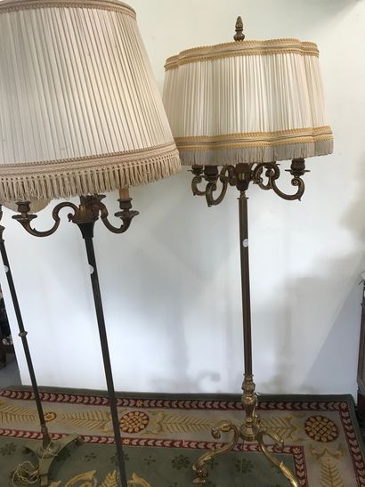 null Set of three LAMPADAIRES

In bronze and gilt brass 

Good condition, one foot...