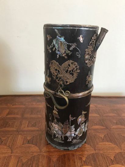 null VIETNAM

Hardwood water pipe with mother-of-pearl inlaid decoration of a scene...