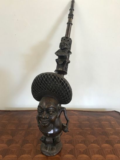 null BAMOUN, CAMEROUN

Grande pipe de chef en bronze anthropomorphe. 

H. 67 cm

BE

XXe...