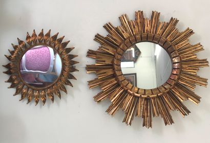  Lot de deux MIROIRS 
Un miroir soleil en bois doré Diam. 63 
Un miroir à feuilles...