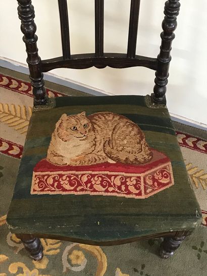 null CHAISE

Napoléon III en bois tourné et tapisserie au chat couché. 

Accident...