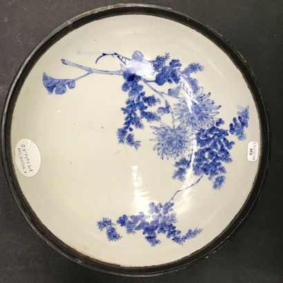 null CHINE 

Bol en porcelaine à décor floral blanc et bleu sur fond de cloisonné...