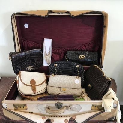 null Lot de mode comprenant :

Valise vintage en cuir beige avec sa housse chiffrée...