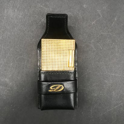 null DUPONT

Briquet plaqué or 

Dans son étui en cuir