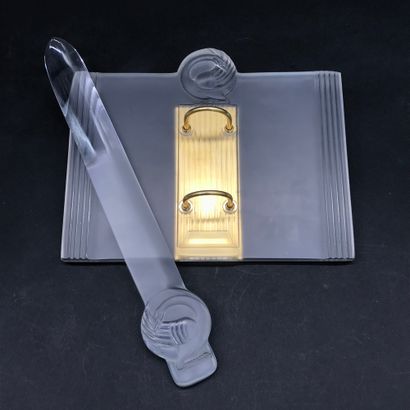 null LALIQUE FRANCE

Desk set including a diary holder and a letter opener. 

Josephine...
