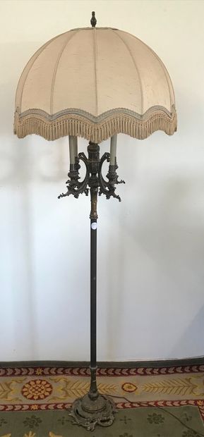 LAMPADAIRE 
De style Lousi XV 
En bronze...