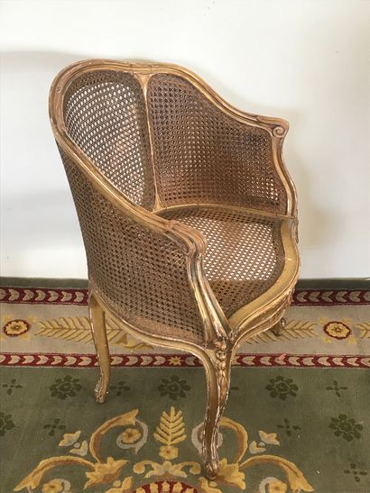 null FAUTEUIL canné

Style Louis XV

En bois sculpté et doré 

Assez bon état général...