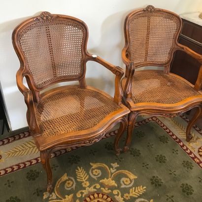 null Pair of cane armchairs

Good condition

A small accident to the caning