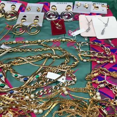 null LOT de bijoux fantaisie

comprenant colliers, bracelets, BO et divers

La majorité...