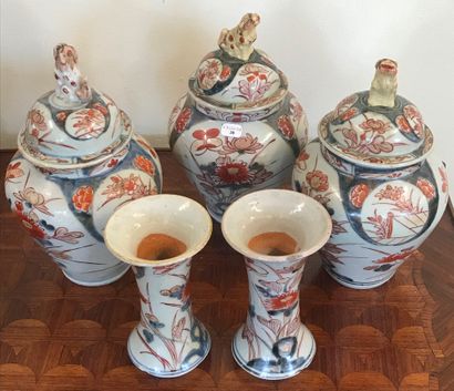  JAPON 
Garniture en porcelaine émaillée à décor Imari, comprenant trois vases couverts...