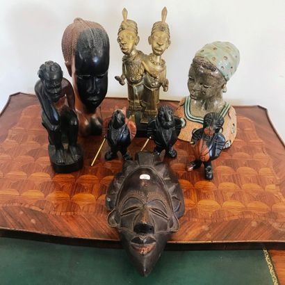 Lot de cinq statuette en bois sculpté, un bronze doré représentant deux personnages,...