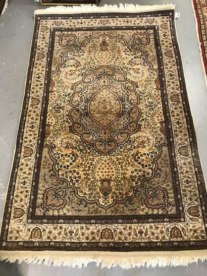 null Lot de trois TAPIS

en laine faits main. 

Tons beiges : 230 x 142 cm

Tons...