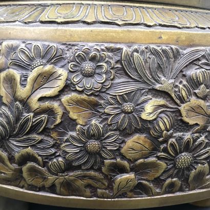  JAPON 
BRASERO en bronze doré à décor ciselé de fleurs et dragons sur le col, reposant...