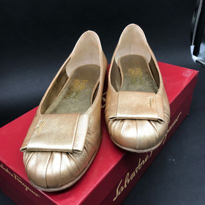  SALVATORE FERRAGAMO 
Une paire de balerines en cuir doré (semelle usée) 38,5 
Une...