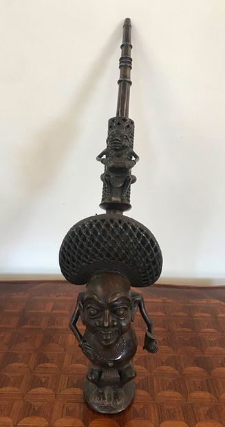 null BAMOUN, CAMEROUN

Grande pipe de chef en bronze anthropomorphe. 

H. 67 cm

BE

XXe...