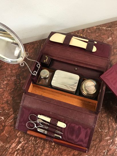 null TRAVEL KIT 

in its grained leather case

including various containers, mirror,...