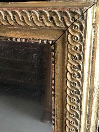 null MIROIR XVIIIe siècle

en bois et stuc doré à décor de piastres et raies de perles

Glace...