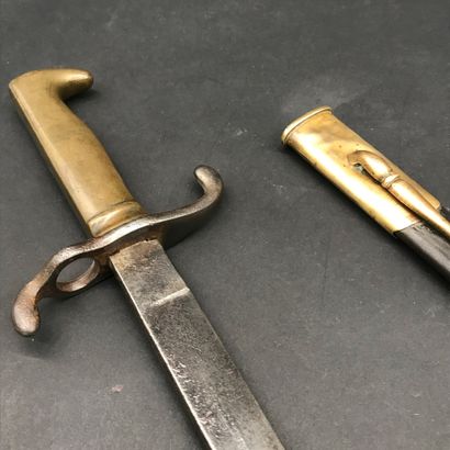 null BAIONNETTE 

Mauser

modele 1871

fourreau en cuir et laiton doré

Reste de...