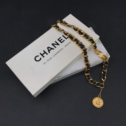 null CHANEL

Black braided leather and enamel belt with signed medal

In its box

L....