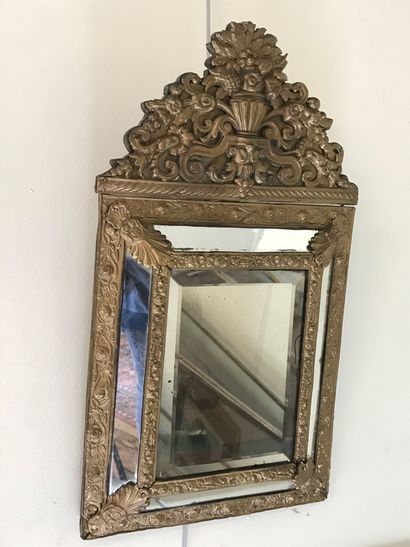 null MIRROR with bezels

in gilded repoussé copper



19th century 

57 x 32 cm