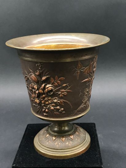 null 
VASE





in bronze decorated with rural flowers. 





TBE









H. 17,5...