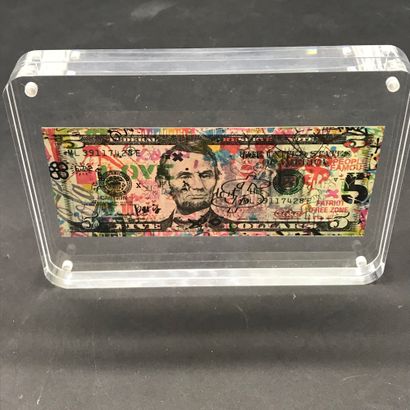 Christophe Catelain Christophe Catelain

Five

5 dollar bill decorated in a plexi,...