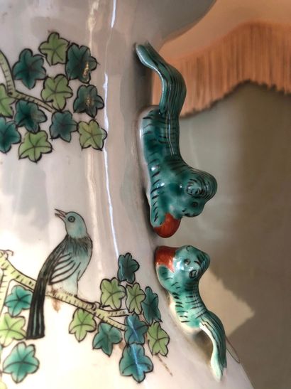  CHINE Vase de forme balustre en porcelaine polychrome à décor émaillé de fleurs...