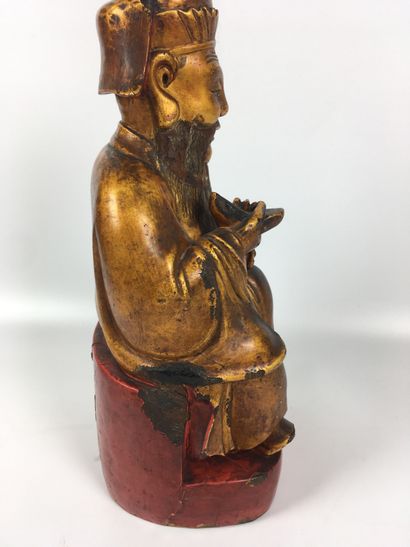 null CHINE Divinité taoïste assise sur un trône en bois sculpté doré, le piétement...