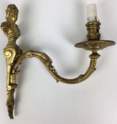 null PAIRE D'APPLIQUES en bronze doré et ciselé à un bras de lumière mouvementé,...