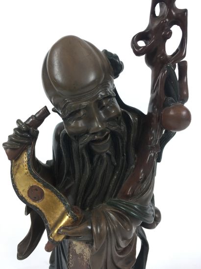  CHINE Grande figurine en bois sculpté et laqué représentant Shoulao tenant d’une...