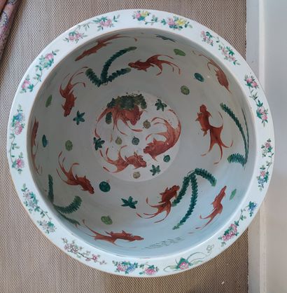  CHINE Grande vasque à poissons de forme circulaire en porcelaine décorée en émaux...