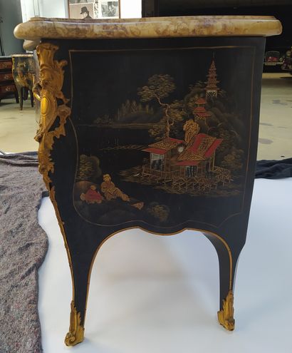 null Wooden COMMODE with Chinese lacquer decoration representing scenes of daily...