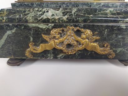 null GANRITURE DE CHEMINEE en marbre vert de mer et bronze doré comprenant une pendule...