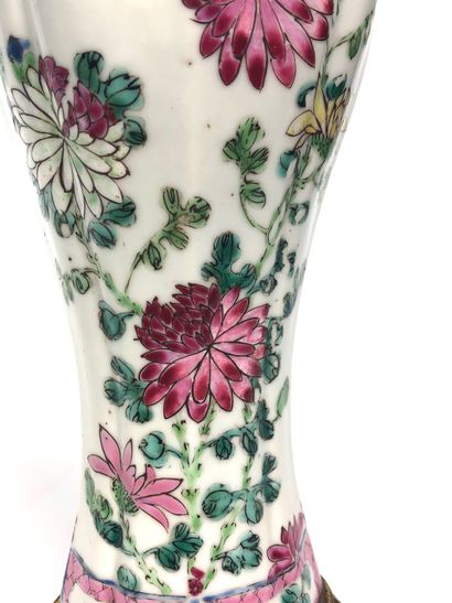 null CHINE Vase balustre à côte melon en porcelaine blanche à décor émaillé en polychromie...