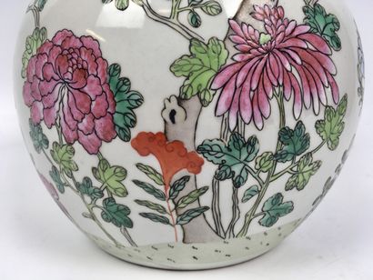  CHINE Vase de forme Tianqiuping en porcelaine, à panse globulaire et long col cylindrique,...
