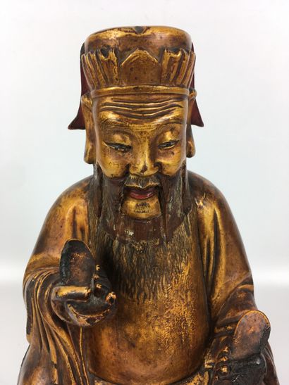  CHINE Divinité taoïste assise sur un trône en bois sculpté doré, le piétement laqué...