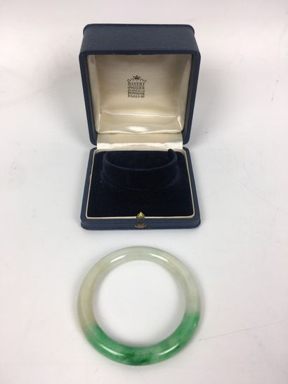  CHINE Bracelet jonc en jade. Diam : 8 cm