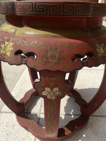  CHINE Sellette en bois sculpté laqué rouge reposant sur quatre pieds réunis à la...