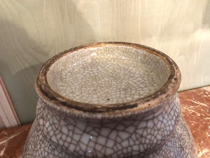  CHINE Vase de forme balustre à col ourlé en porcelaine craquelée XXe siècle Haut...