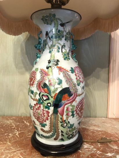  CHINE Vase de forme balustre en porcelaine polychrome à décor émaillé de fleurs...