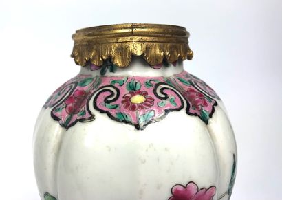  CHINE Vase balustre à côte melon en porcelaine blanche à décor émaillé en polychromie...