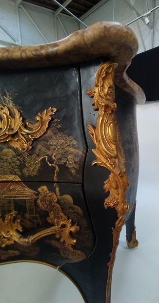 null Wooden COMMODE with Chinese lacquer decoration representing scenes of daily...