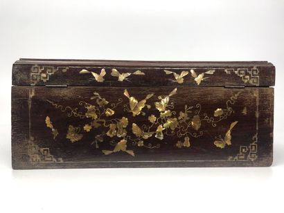 null Wooden box with mother-of-pearl inlay decorated with fighters and flowering...